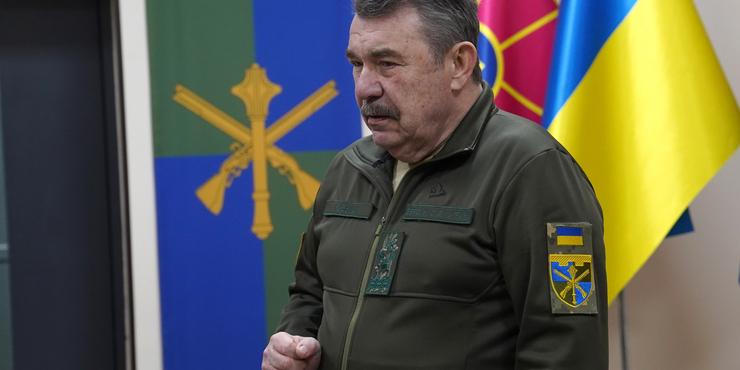 Ексміністр оборони і ексрегіонал Кузьмук нагороджував тероборонців, але після скандалу його звільнили з посади радника