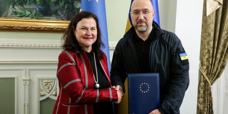Посол ЄС передала Шмигалю звіт Єврокомісії щодо України: яким буде наступний крок