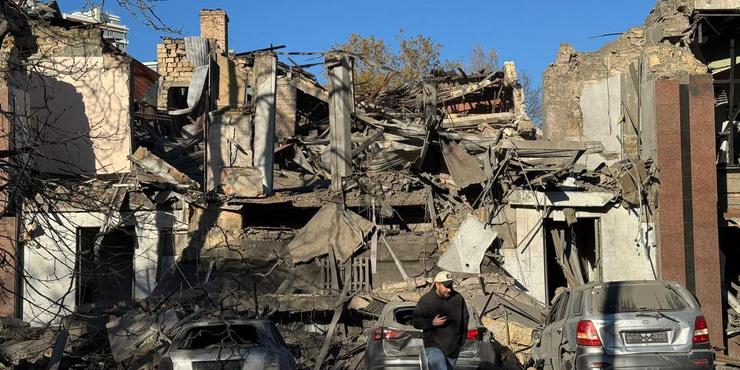 З вечора неділі окупанти застосували вже близько 150 ударних дронів, авіабомби та ракети: Зеленський розповів про наслідки