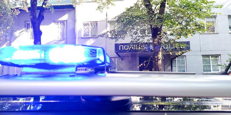 Поліцейська автівка на місці інциденту у Рівному, 31 серпня 2026 року