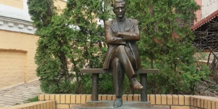 У Києві демонтували пам’ятник Булгакову: яка його подальша доля