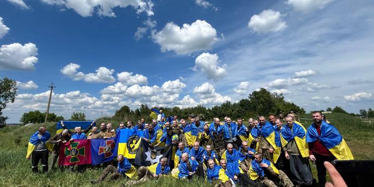 Відбувся черговий обмін полоненими: додому повернулися 75 українців