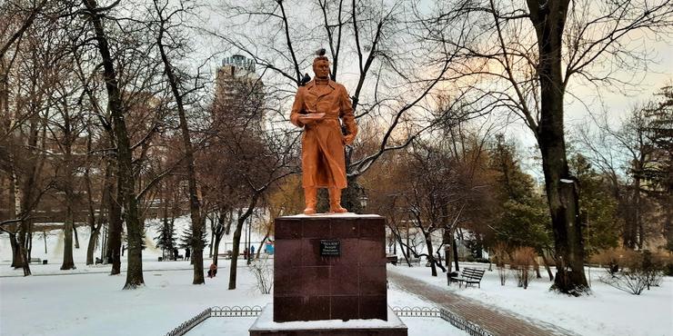 В Києві розпочали демонтаж пам'ятника Чкалову, пам'ятник Ватутіну знімуть завтра
