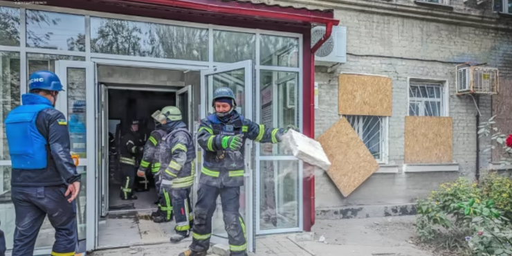Обстріл Покровська: у поліції показали перші хвилини після влучання ракети у будівлю соцзахисту