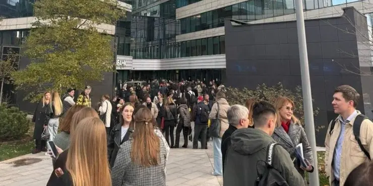 Через атаку БПЛА в Москві евакуювали три мініструктури РФ, затримано понад 340 авіарейсів Евакуація з "Москва-Сіті"