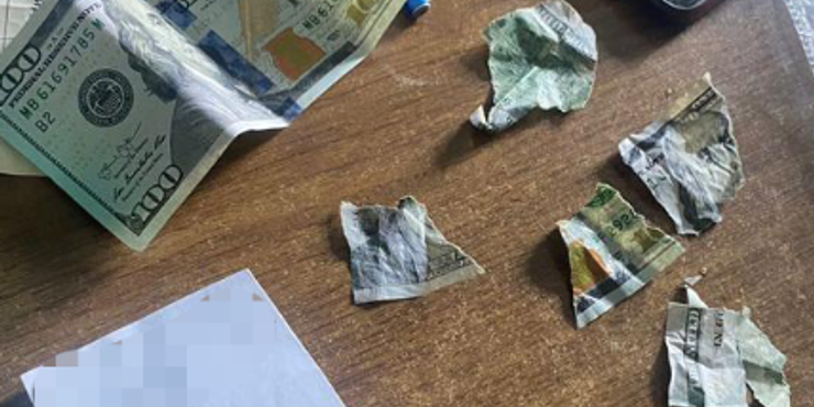 На Львівщині заступниця голови лікарської комісії намагалася з'їсти гроші, які отримала як хабар