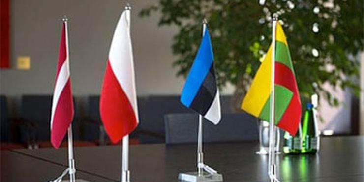Польща і країни Балтії готуються до можливих атак РФ по інфраструктурі під чужим прапором, - Reuters Прапори країн Балтії та Польщі
