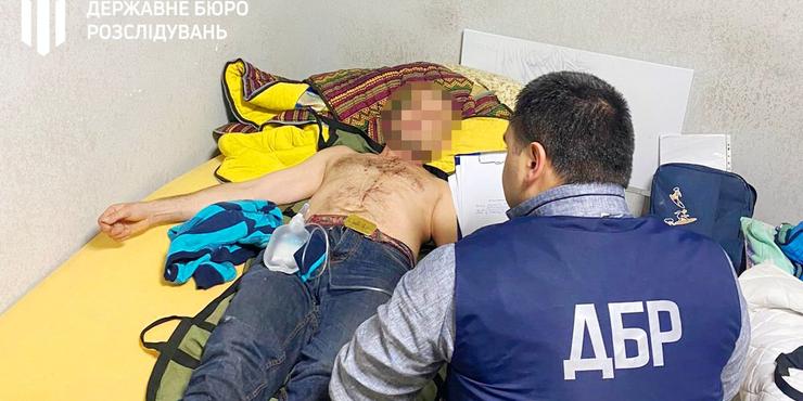 На Львівщині ДБР затримало двох працівників військкомату, які шість днів тримали у ТЦК, морили голодом і били чоловіка