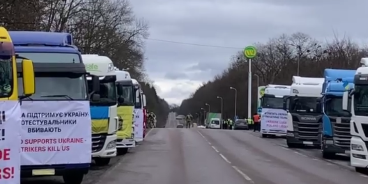 Українські перевізники заблокували кордон для польських авто: Або стоять всі, або їдуть всі