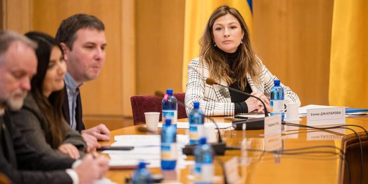 Дружина Боголюбова - Еміне Джапарова оголосила про відставку через скандальний виїзд її чоловіка з України