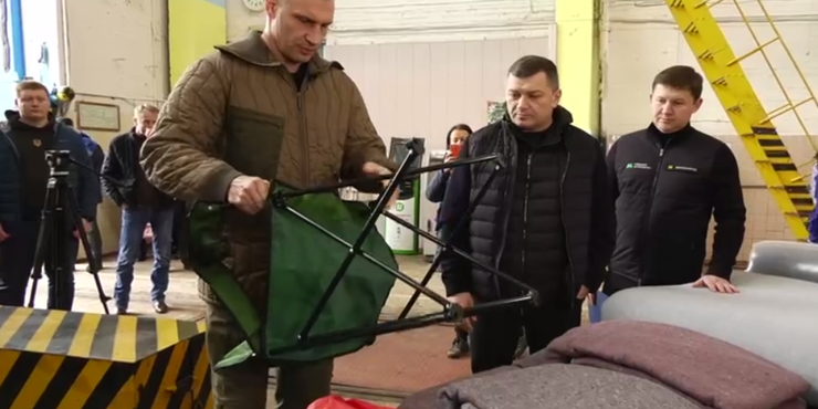 У київському метро під час повітряної тривоги видаватимуть стільці, ковдри і ліжка