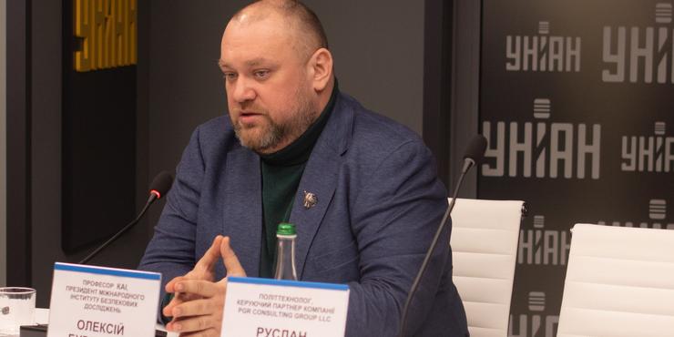 Буряченко назвав "можливості і ризики" від призначення ню-моделі почесною консулкою України у Домінікані