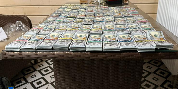 На Київщині викрили двох начальників ТЦК, які заробили мільйон доларів на “ухилянтах”
