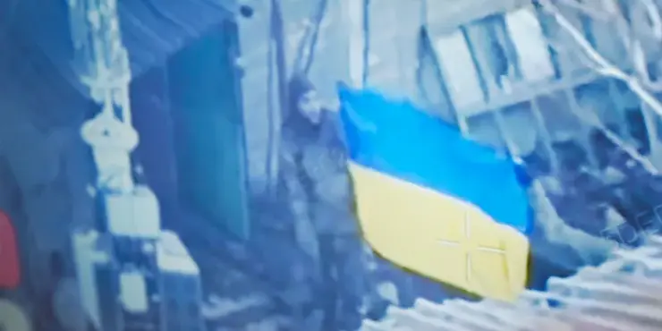 Українські захисники у Покровську підняли прапор, спростувавши пропаганду Путіна про захоплення міста, - ВВС