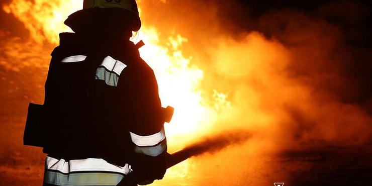 Рятувальники гасять пожежу на Дніпропетровщині Рятувальники гасять пожежу
