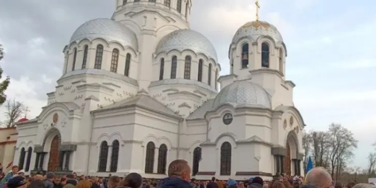 Що відбувається біля храму у Кам'янці-Подільському, де триває протистояння ПЦУ і УПЦ МП