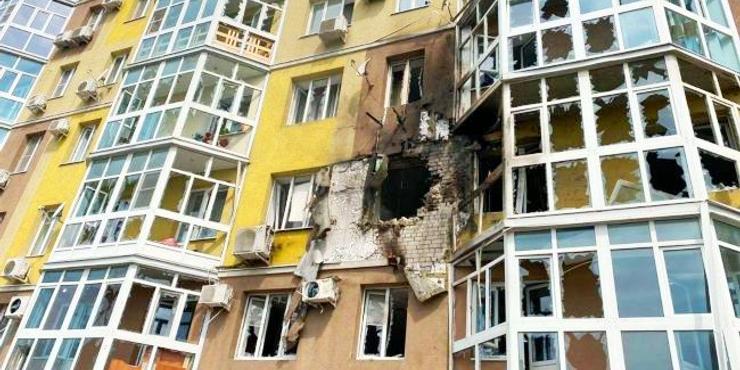 У російському Воронежі в житловий будинок врізався дрон: є постраждалі