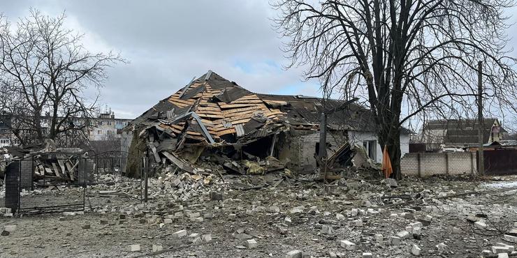 Росія вранці обстріляла Чугуїв: пошкоджено багатоповерхівку, є поранені