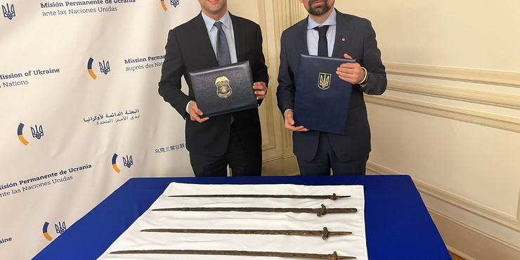 США передали Мінкульту шаблі часів середньовіччя, які були викрадені з окупованих територій Україні