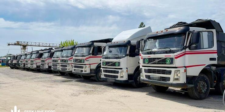Бійцям ЗСУ передали арештовані автомобілі родичів Медведчука та Козака
