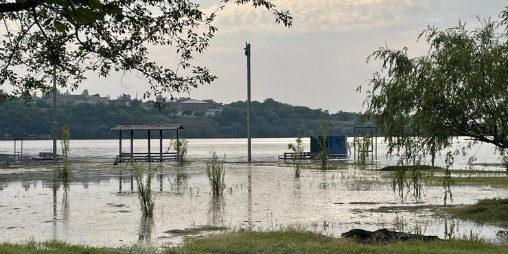 За добу велика вода дісталася Миколаєва: затопило пляжі, зупинки транспорту і набережну