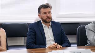 «Є враження, що кошти хочуть перенаправити на президентські програми». Як «слуги народу» на комітеті «розносили» міністра Улютіна