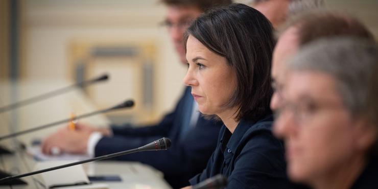 Бербок заявила, що відмова від підтримки України призведе до зростання воєнних злочинів в інших країнах