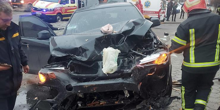 У Хмельницькому п'яний водій вбив трьох людей: його авто налетіло на зупинку громадського транспорту