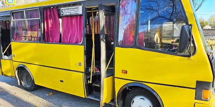 У Херсоні окупанти обстріляли автобус: є поранені
