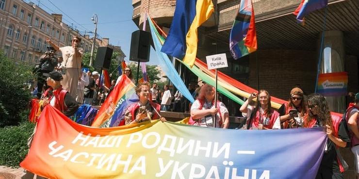 У столиці відбувся КиївПрайд, на якому учасники нагадали про участь ЛГБТ-військових в захисті України