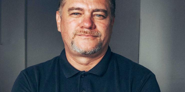 Журналіст Ніколов каже, що невідомі ломилися до нього у квартиру: “Кричали, щоб йшов служити, та обклеїли двері”