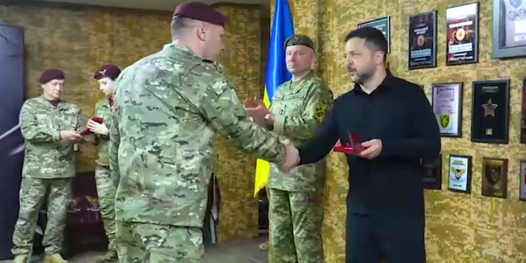 Президент України Володимир Зеленський і головком ЗСУ Михайло Драпатий відвідали Олександрівський напрямок Президент України Володимир Зеленський і головком ЗСУ Михайло Драпатий відвідали Олександрівський напрямок