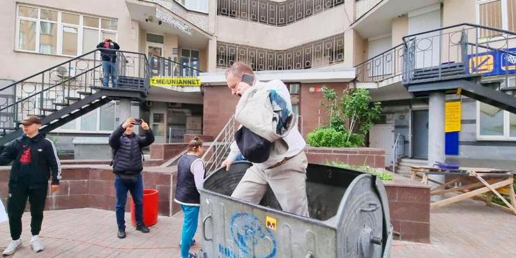 У Києві екснардепа Чорновіла кинули у смітник за вислови про наречену “Да Вінчі”