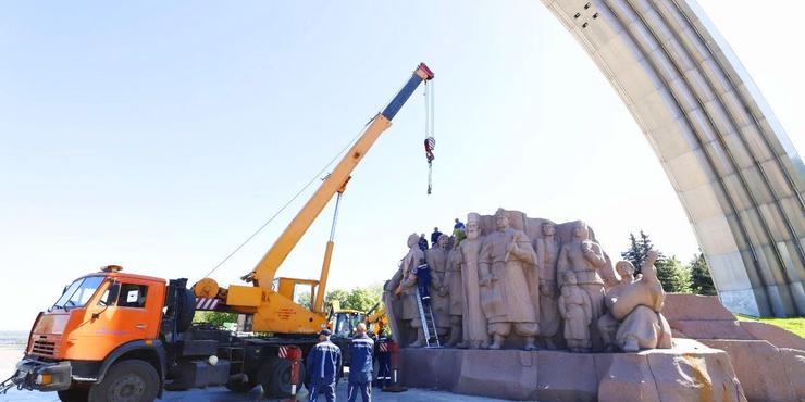 У Києві демонтують композицію на честь Переяславської ради під аркою