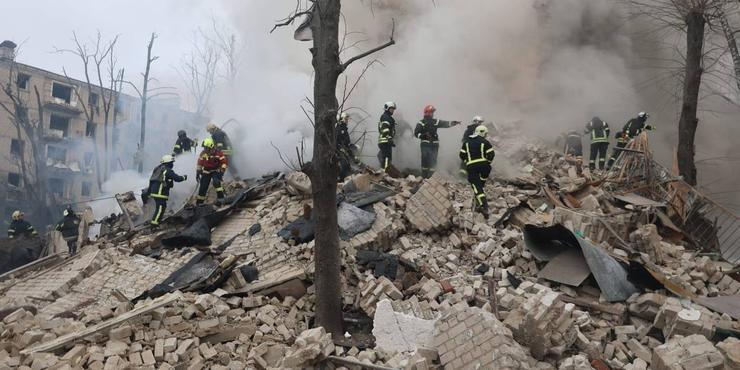 У Харкові після ракетного удару РФ під завалами знайшли тіло дитини