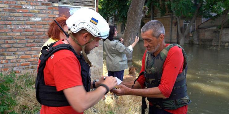 В українському Червоному Хресті відреагували на критику Зеленського: працюємо на підконтрольній території