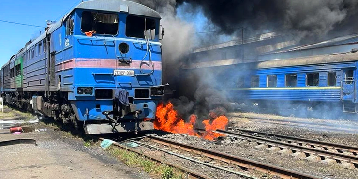 Армія РФ тричі атакувала локомотиви “Укрзалізниці”: загинув помічник машиніста