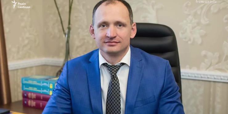 “Схеми” з’ясували, що Татаров близько десятка разів літав до Москви. Він це заперечує