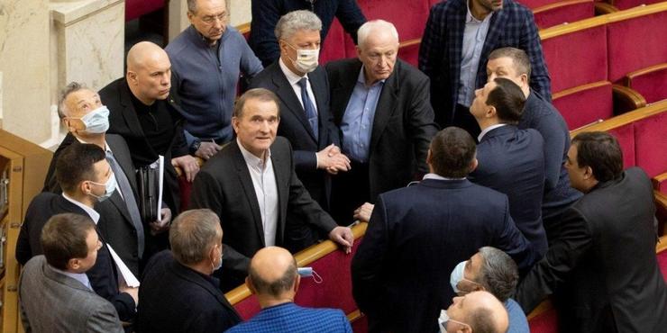 Більшість українців підтримують дострокове позбавлення повноважень депутатів ОПЗЖ, — опитування
