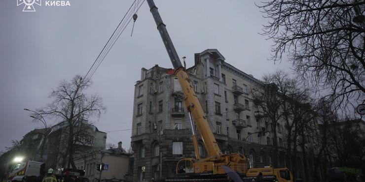 У Києві третій день розбирають завали будинку, який безпілотники РФ атакували 1 січня