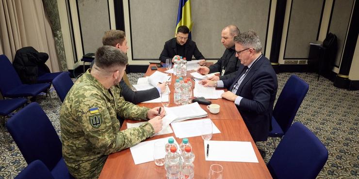 Зеленський прибув до Берліна та готується до зустрічі з американською делегацією