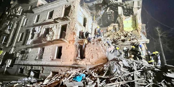 Наслідки обстрілу Кривого Рогу: під уламками будинку залишається дитина, її батьки загинули
