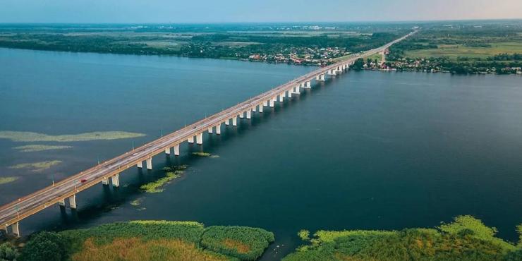 Росіяни обстріляли Антонівський міст біля Херсону: повідомляють про загиблого