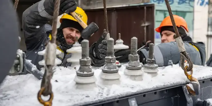 Уряд виділив 242 млн грн на доплати фахівцям, які відновлюють інфраструктуру після атак