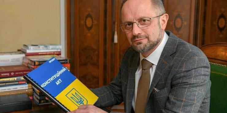 Прапор України міг би бути малиновим, а герб – козак з мушкетом: інтерв'ю з одним із авторів Конституції Романом Безсмертним