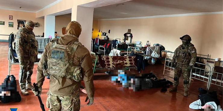 На Рівненщині засуджені прямо з колонії виманювали гроші у родичів військових