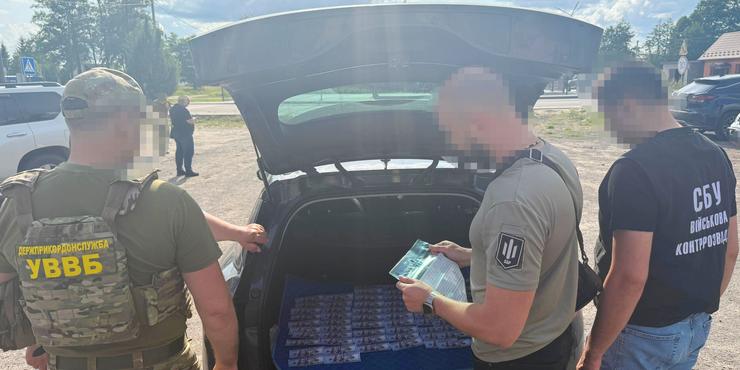 На Волині викрили військового, який організував схему виїзду за кордон