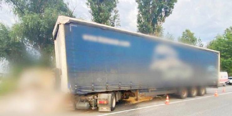 На Київщині фура врізалася у блокпост: що відомо
