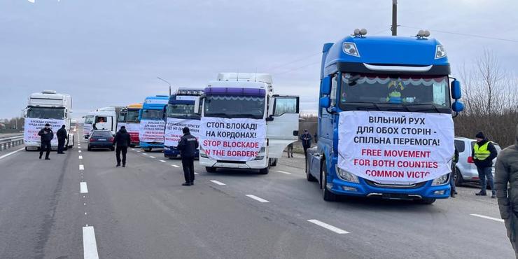 Українські перевізники влаштували акцію протесту на польському кордоні: що відомо