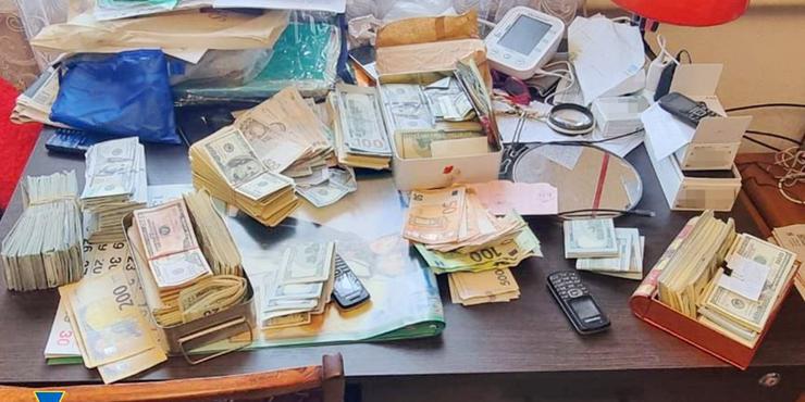 СБУ знайшла понад $300 тис. в очільниці однієї із районних ВЛК на Дніпропетровщині, яка заробляла на “ухилянтах”